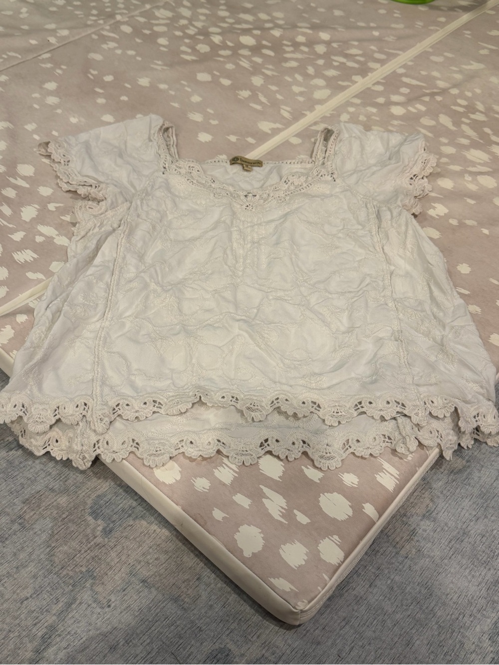 Democracy Cream Lace-Trim Short Sleeve Blouse